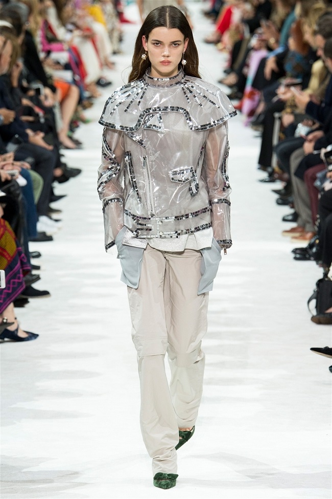 Các thương hiệu thời trang thế giới đã biến những chiếc áo khoác gió thành tiền như thế nào4