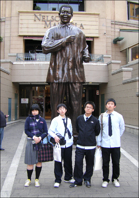 Đồng phục của trường trung học Ngoại ngữ Seoul.